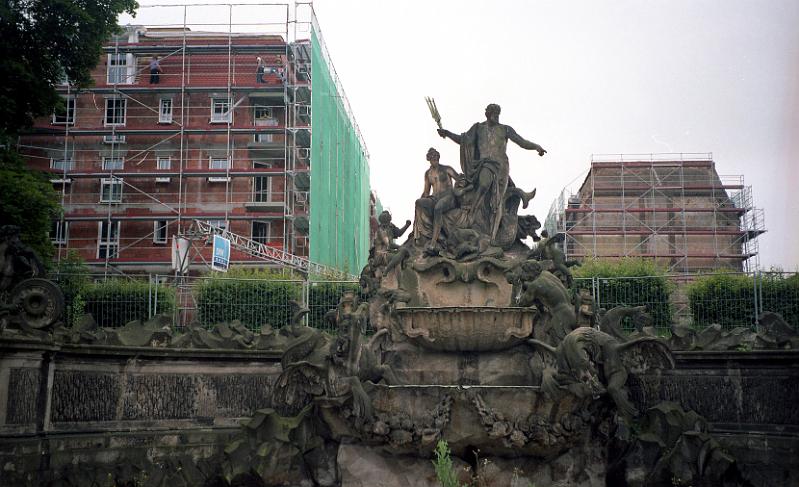 Dresden-Friedrichstadt, Neptunbrunnen, 27.6.1995.jpg
